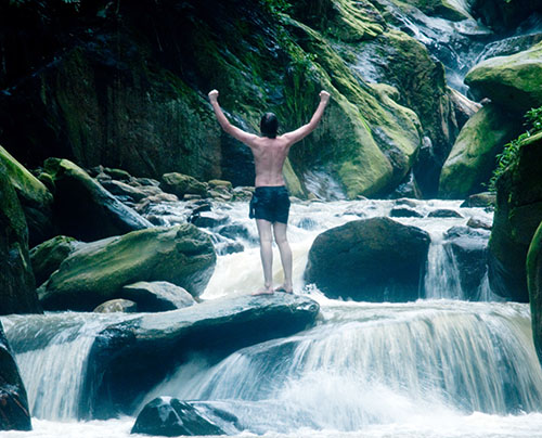 Lex Blagus subindo uma cachoeira