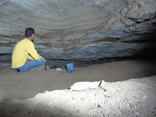 Meu amigo Nondas fazendo uma pausa para beber água dentro da caverna