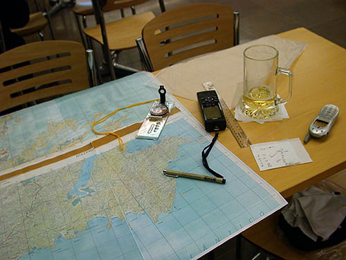 GPS, bússola, mapa, celular e cerveja: qual item não deveria pertencer à cena ?