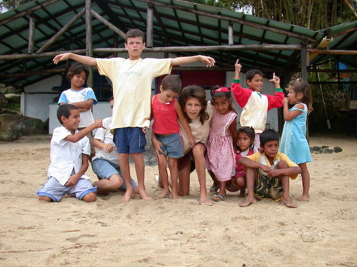 Fazendo amizade com a criançada da comunidade de pescadores de uma praia isolada