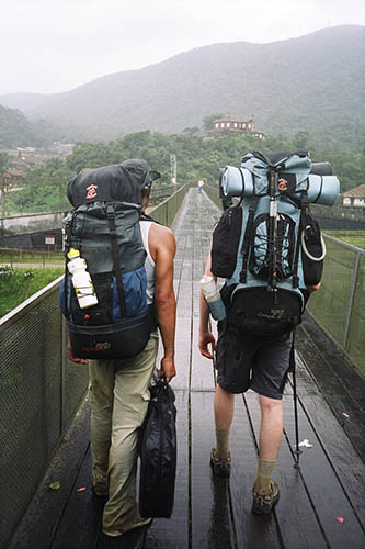 Lex e Topan voltando de trilha em Paranapiacaba com suas velhas mochilas