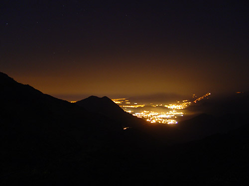 Vista da Serra do Mar à noite, com as luzes da cidade ao fundo