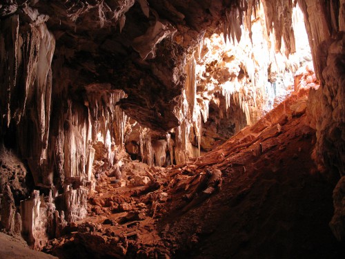 A entrada vertical de uma cave aparentemente nunca explorada antes