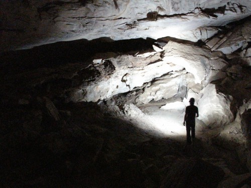Dentro de uma gruta escura, sob a luz da headlamp, um beco sem saída