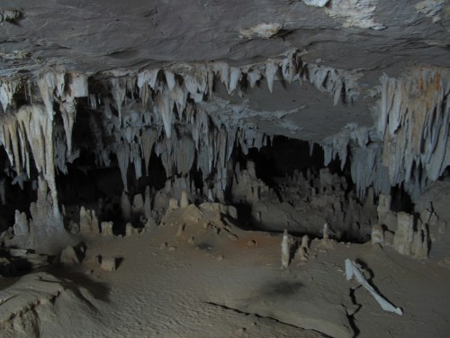 Cena de uma caverna cheia de estalactites e estalagmites